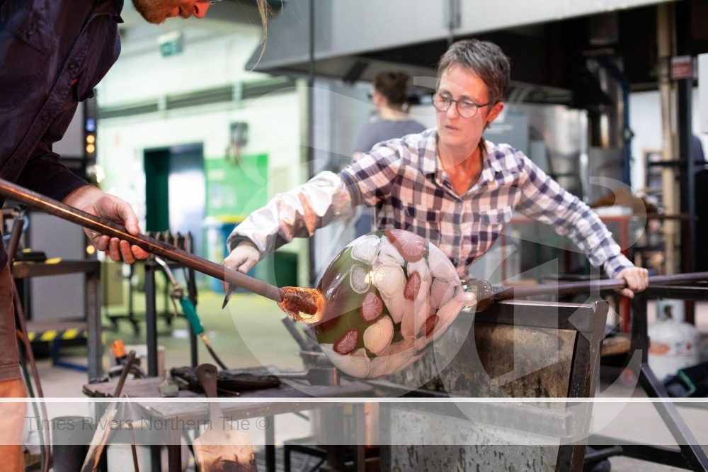 Clare Belfrage: In the Glow of Green - Glass blower from tweed