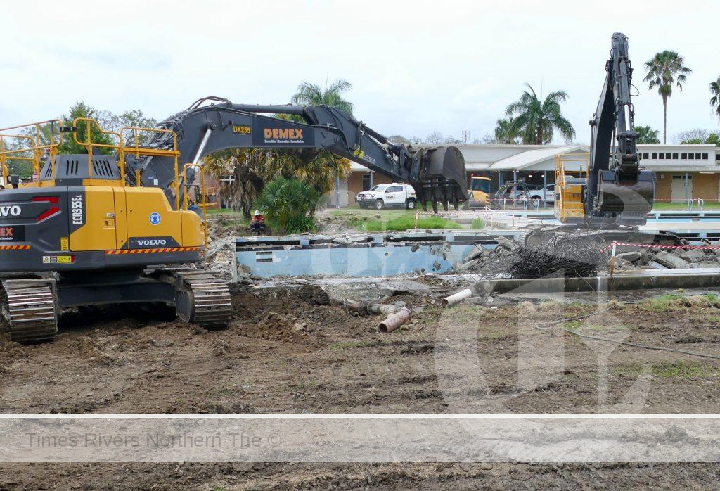 Heavy machiney at work beginning to demolish the pools as part of stage 1 of the Regional Aquatic Project.