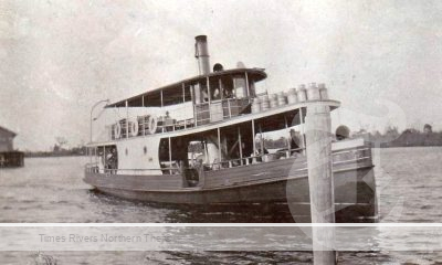 Cream boat on the Richmond River Gundurimba Ferry