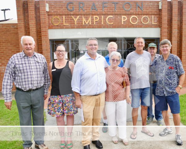 Cr Alison Whaites, second from left, with Cr Ian Tiley, left Member for Clarence Richie Williamson with members of the community outside Grafton Olympic Pool last year. Regional Aquatic Project